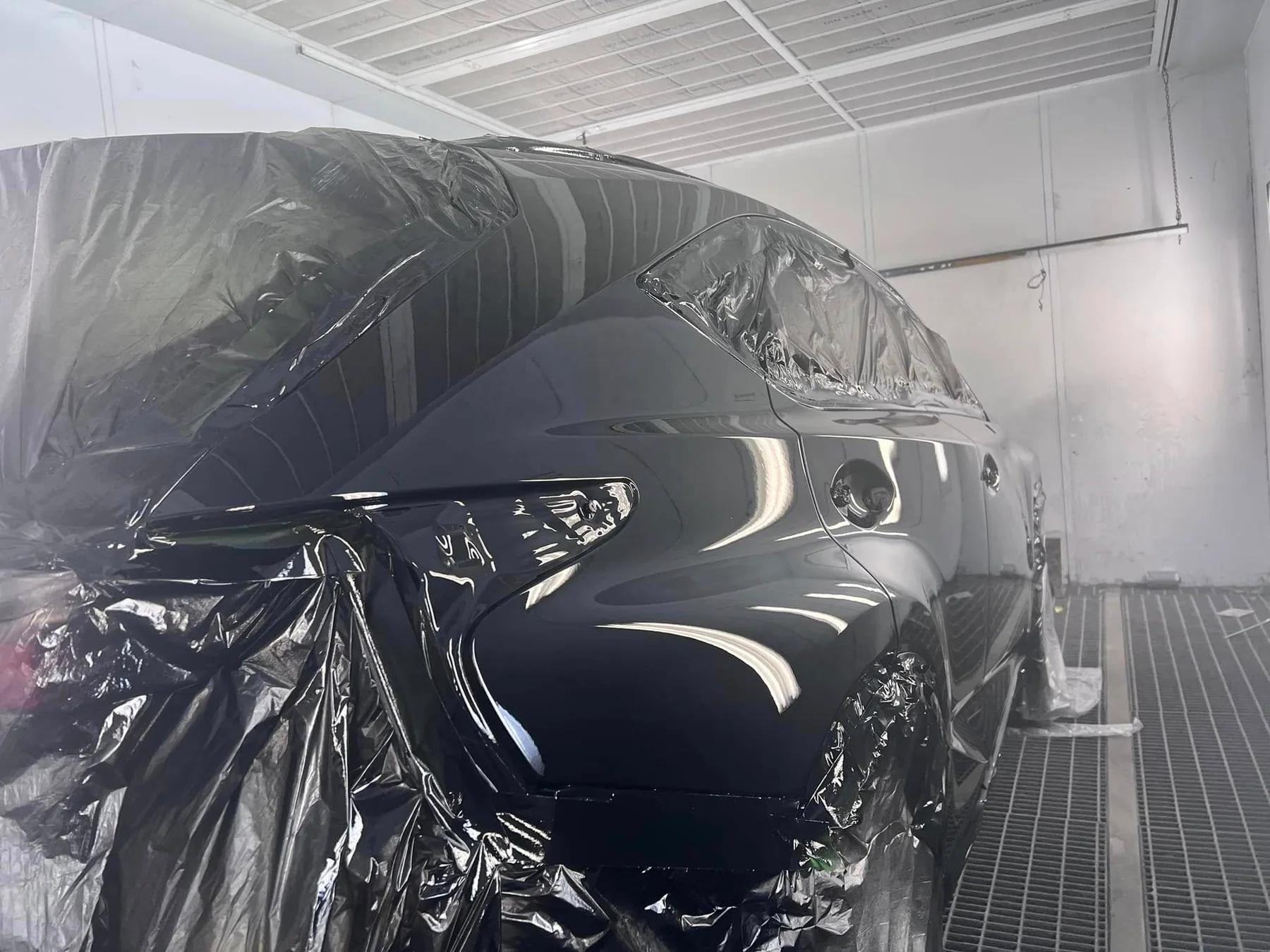 Vopsitorie auto PAC Service in cabina de lucru